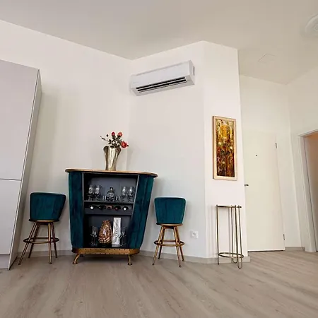 Uno Brand New Ac In Center *